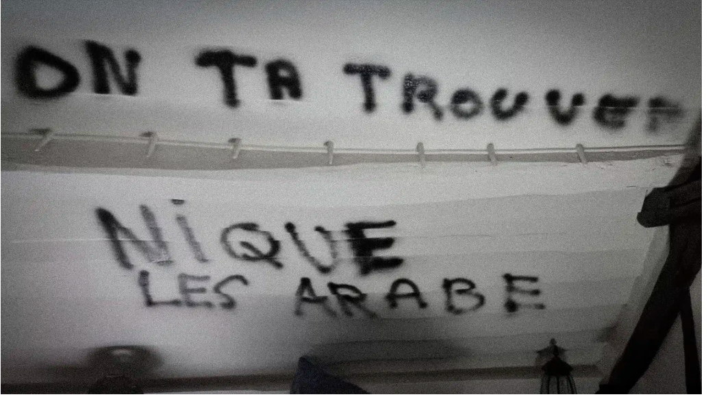 « On ta trouver. Nique les arabe » « Tu pouries le pays »