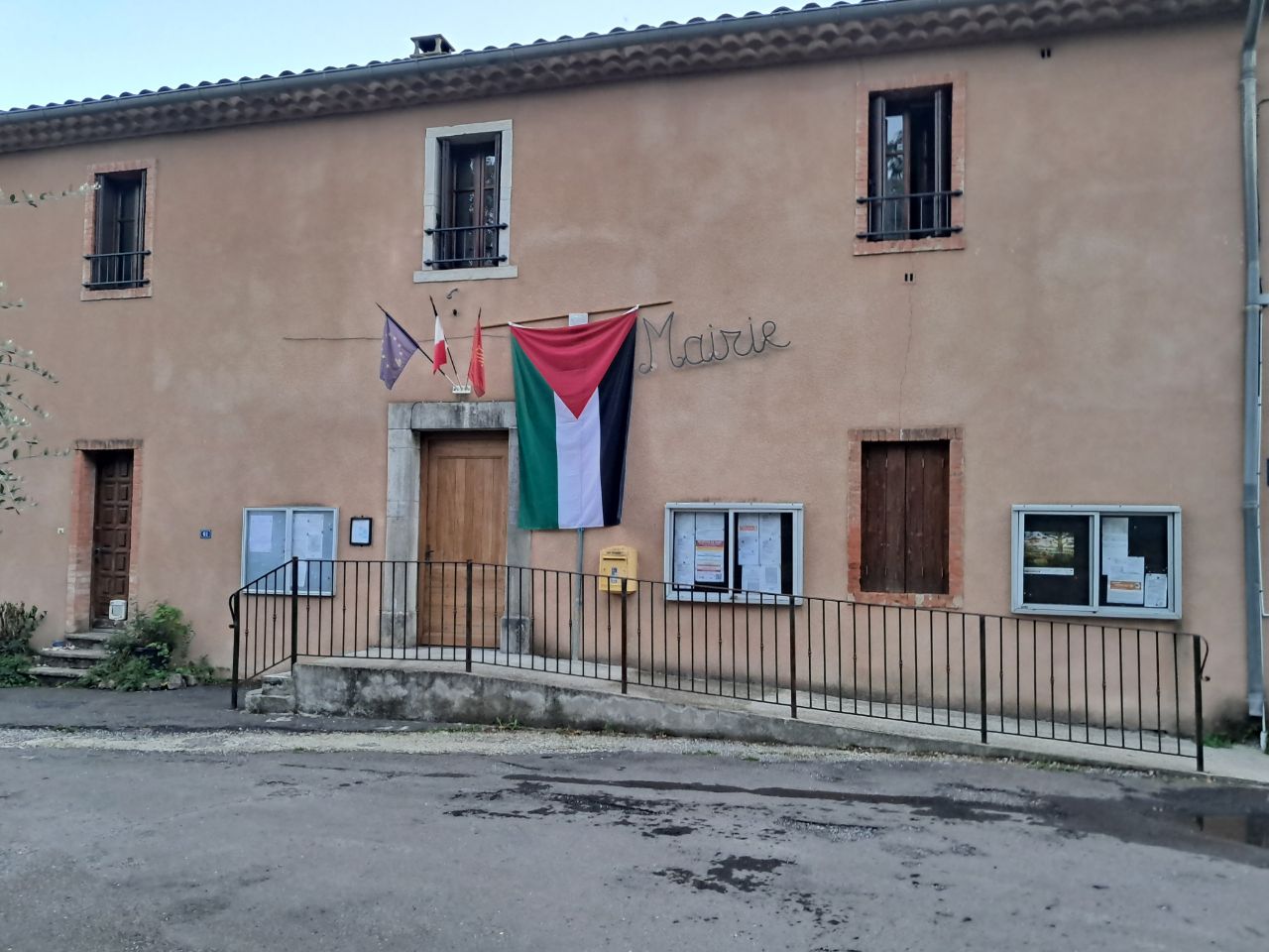 La mairie de Saint-Félix-de-Pallières (Gard) arbore le drapeau palestinien