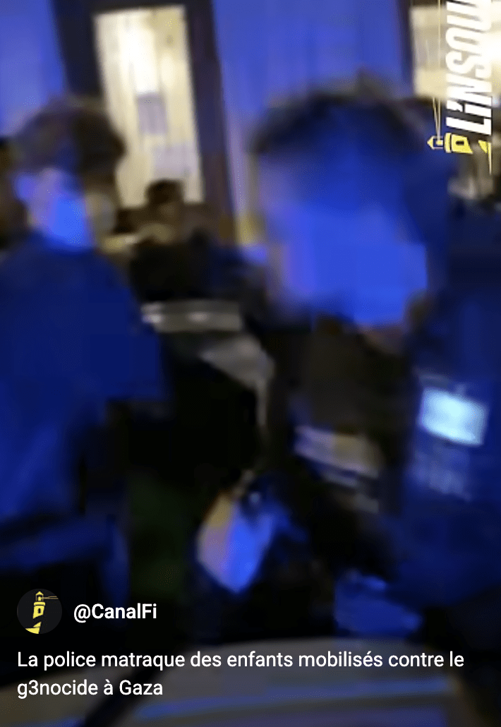 La police matraque des enfants
